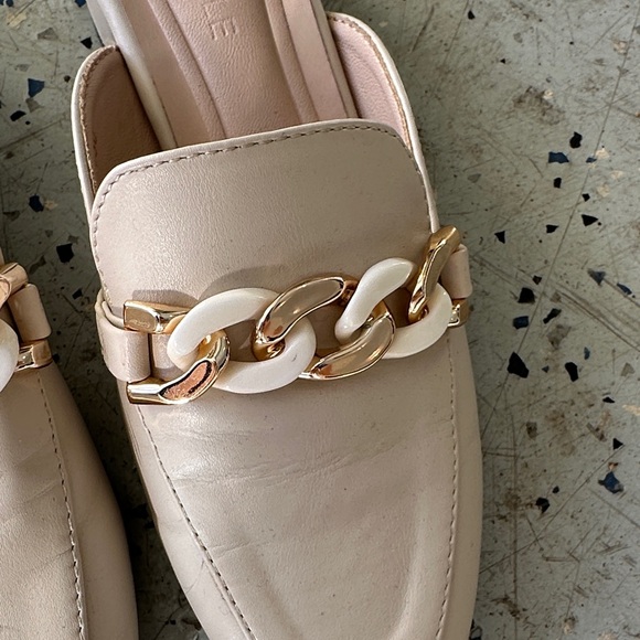 Elegant Nude Mules with Gold and Cream Chain - Picture 3 of 6